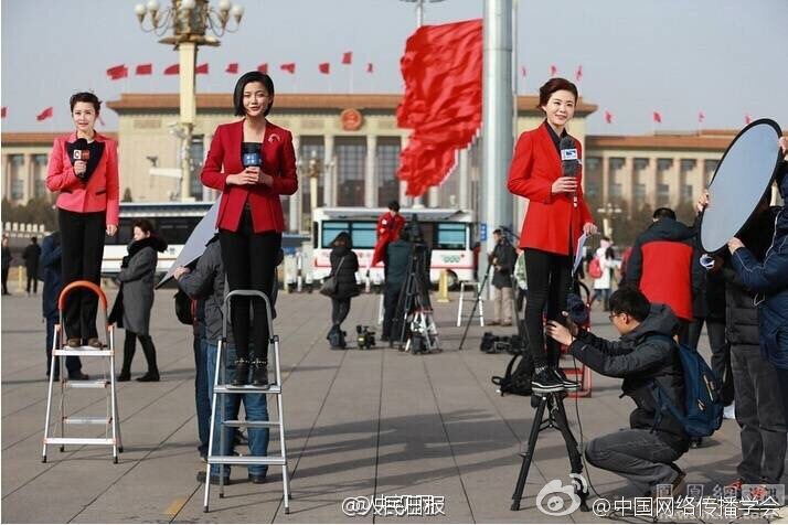 Woman reporters stand on a ladder to get a better view of proceedings at the 'Two Sessions' political meetings currently underway in Tian'anmen Square in Beijing, March 8, 2016. [Photo: Weibo] 