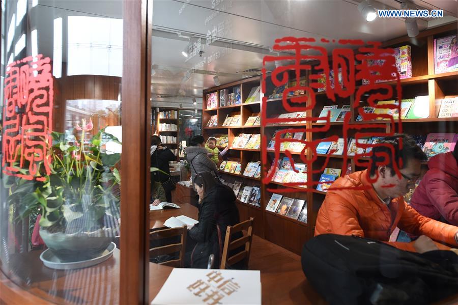 People read in Xiaofeng bookstore, inside Zhejiang Provincial People's Hospital in Hangzhou, capital of east China's Zhejiang Province, March 9, 2016. Xiaofeng bookstore was offered 80 square meters space by Zhejiang Provincial People's Hospital free of charge to provide services for patients, accompanying people and medical staff with more than 3,000 books. [Photo/Xinhua]