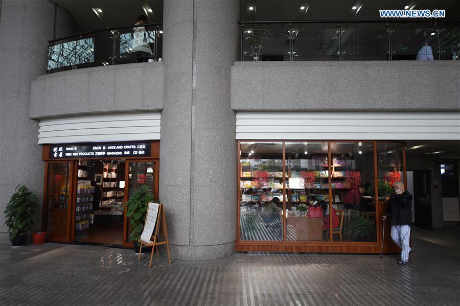 Photo taken on March 9, 2016 shows Xiaofeng bookstore on the first floor of Zhejiang Provincial People's Hospital in Hangzhou, capital of east China's Zhejiang Province. Xiaofeng bookstore was offered 80 square meters space by Zhejiang Provincial People's Hospital free of charge to provide services for patients, accompanying people and medical staff with more than 3,000 books. [Photo/Xinhua]