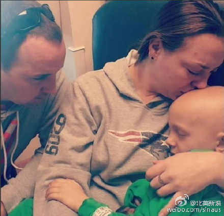   A photo shows mother of Dorian Murray hugging him. [Photo: weibo.com]