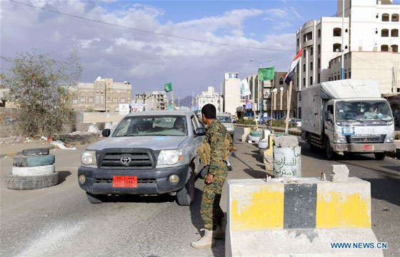 A Houthi militia stands guard at a checkpoint in Sanaa, Yemen, March 9, 2016, after the Saudi-led coalition on Wednesday announced a prisoner swap deal with Yemen's Houthi militias. [Photo/Xinhua]