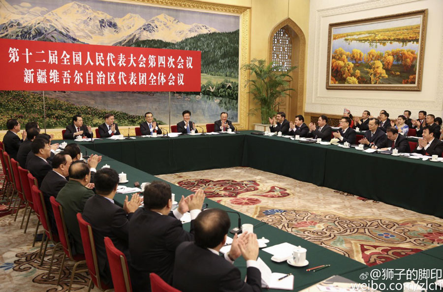 Chinese Premier Li Keqiang joins a group deliberation of deputies from Xinjiang Uygur Autonomous Region to the annual session of the National People's Congress in Beijing, capital of China, March 10, 2016. [Photo: Weibo] 