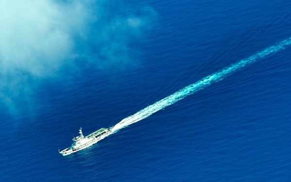 An aerial photo taken on Sept. 25, 2015 from a seaplane of Hainan Maritime Safety Administration shows cruise vessel Haixun 1103 heading to the Yacheng 13-1 drilling rig during a patrol in the South China Sea. [Xinhua]