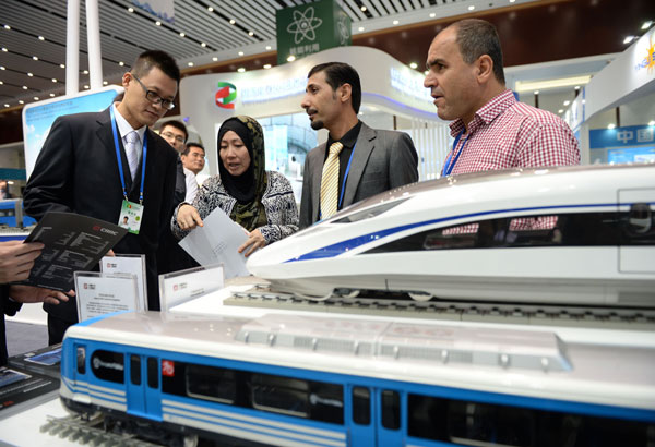 Exhibitors from Jordan learn about high-speed railway products manufactured in China during the China-Arab States Expo held in Yinchuan, Ningxia Hui autonomous region, in September. WANG PENG/XINHUA