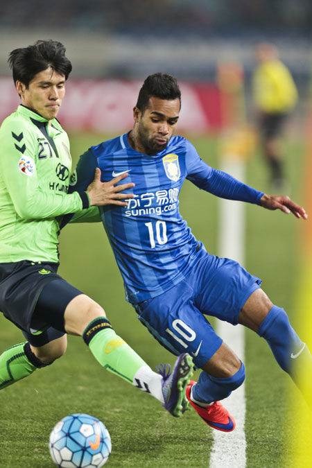 Alex Teixeira of Jiangsu Suning in action during a match against Jeonbuk Hyundai Motors from South Korea in Nanjing, Jiangsu province, on March 1. [Photo/China Daily]