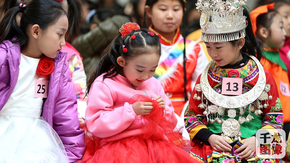 3月13日，由北京市少年宫主办的“最美宫娃娃”评选活动在京举办。图为身穿各种服饰的小选手在场下等待比赛。千龙网记者 王悦摄