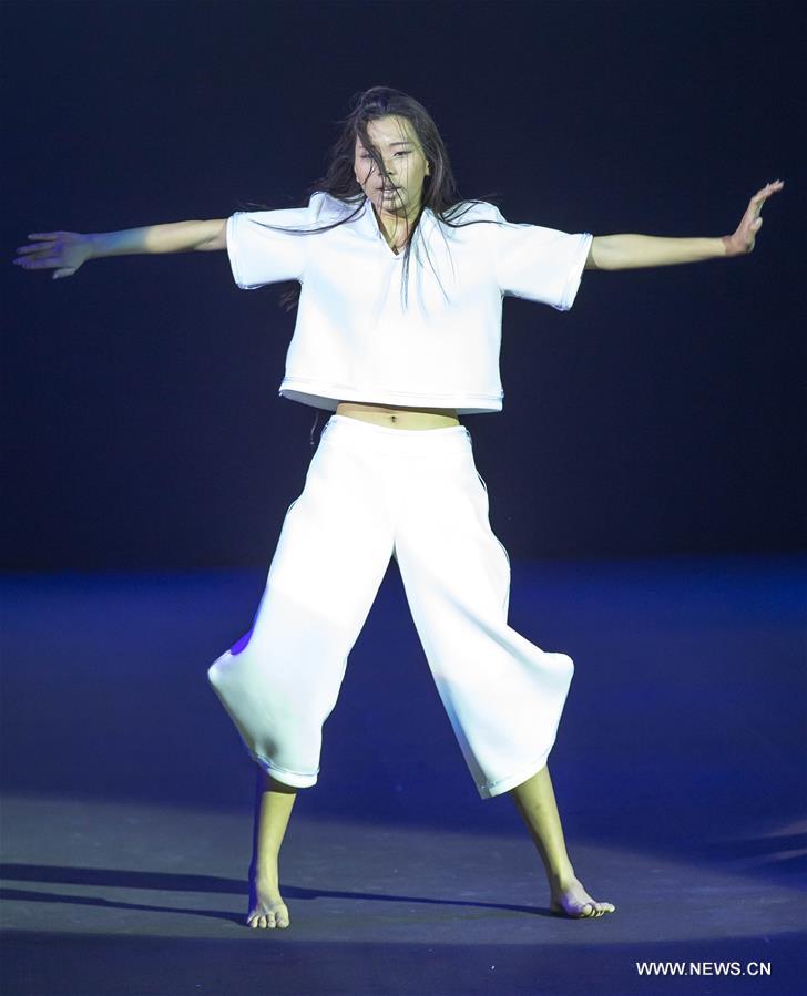 A model presents a creation designed by students of Beijing Institute of Fashion Technology during a fashion week of the institute in Beijing, capital of China, March 18, 2016. The fashion week concluded on Friday. [Photo/Xinhua]