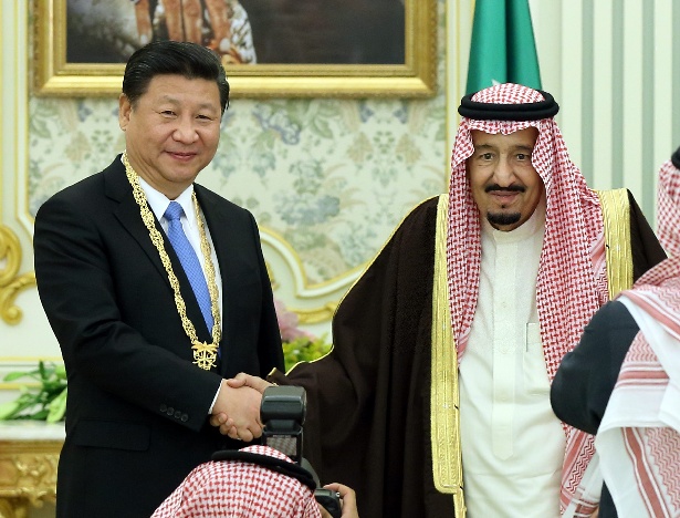 Chinese President Xi Jinping (L) is awarded with Abdulaziz Medal by Saudi King Salman bin Abdulaziz Al Saud after their talks in Riyadh, Saudi Arabia, Jan. 19.