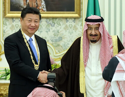 Chinese President Xi Jinping (L) is awarded with Abdulaziz Medal by Saudi King Salman bin Abdulaziz Al Saud after their talks in Riyadh, Saudi Arabia, Jan. 19.