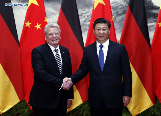 Chinese President Xi Jinping (R) holds talks with visiting German President Joachim Gauck at the Great Hall of the People in Beijing, capital of China, on March 21, 2016. [Photo/Xinhua]
