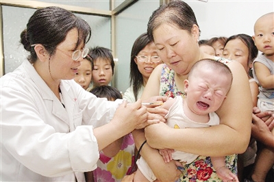 A Chinese medical worker vaccinates a baby. [File photo]]