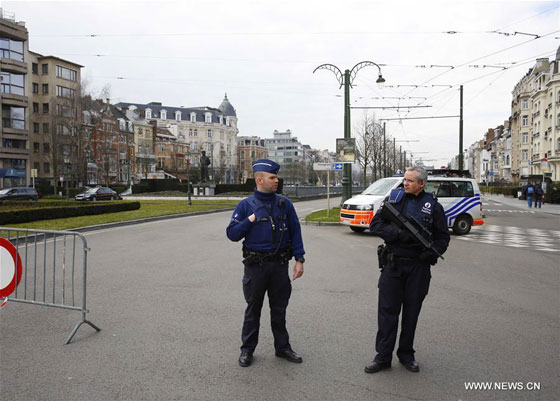 Policemen stand guard at a crossroad in Brussels, Belgium, on March 22, 2016. [Photo/Xinhua]