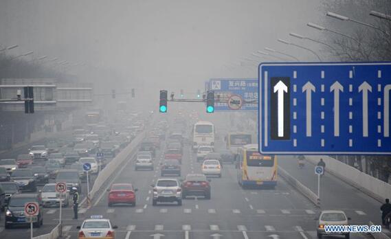Vehicles run on a fog-shrouded road in Beijing, China, March 17, 2013. [File photo]