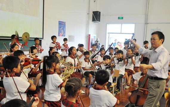 The orchestra of the Duan Village Primary School in northern China's Hebei Province puts on a performance on Sept.13, 2014, the first day of the school term. [File photo]