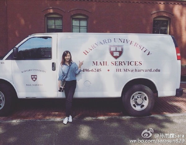 Sun Yumeng poses in front of a Harvard University mail service van before uploading the photo on her Weibo account on March 13. [Photo from Sina Weibo] 