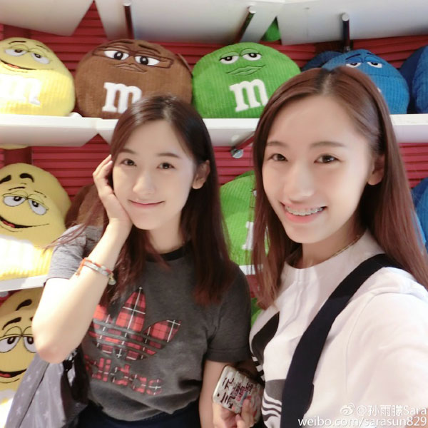 Sun Yumeng and Sun Yutong, both English majors at Fudan University in Shanghai, receive admission offers from Harvard University on March 5, 2016. [Photo from Sina Weibo] 