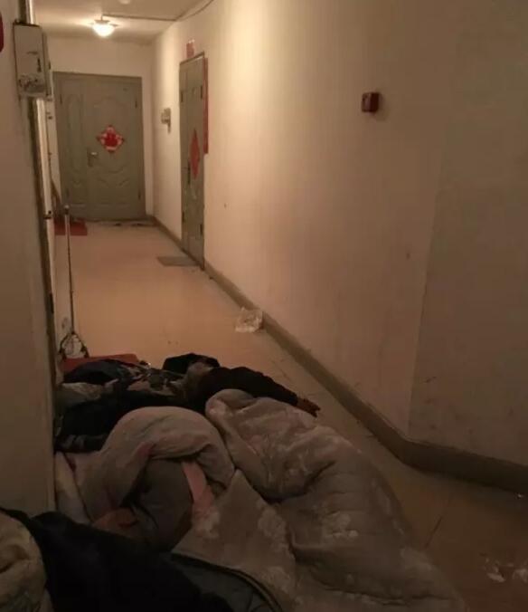 An elderly couple is living in the corridor of a residential building in Haidian District, Beijing, for one day and one night as of 9 P.M. on March 27.[Photo/weibo.com]