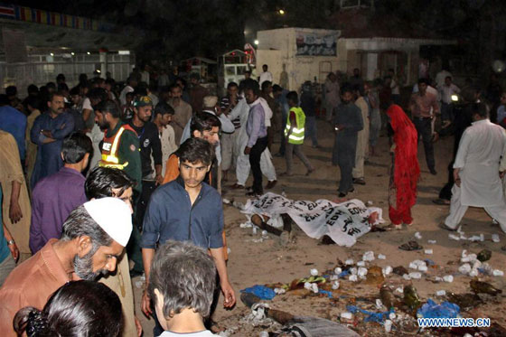 Pakistani people gather at the blast site in eastern Pakistan's Lahore, March 27, 2016. [Photo/Xinhua]