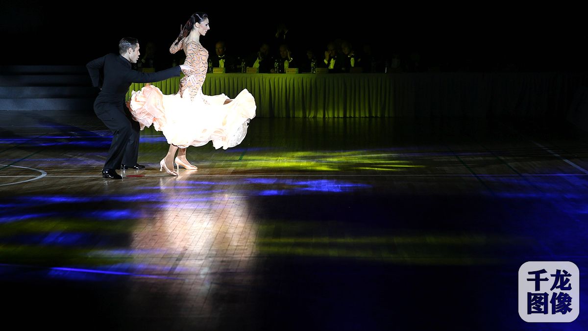 3月25日，第七届怀柔国际标准舞艺术节开幕。图为国际舞蹈家现场展示优美舞姿。千龙网记者 王悦摄 (2)