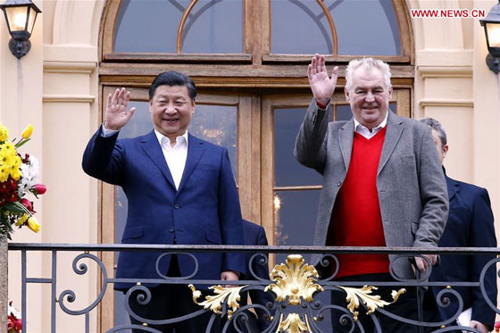 Chinese President Xi Jinping (L) meets with Czech President Milos Zeman at the Lany presidential chateau in central Bohemia, Czech Republic, March 28, 2016. [Photo/Xinhua]