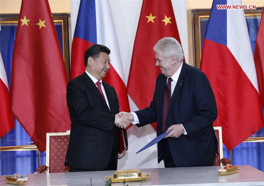  Chinese President Xi Jinping (L) and his Czech counterpart Milos Zeman sign a joint statement on lifting the two countries&apos; ties to a strategic partnership after their talks in Prague, the Czech Republic, March 29, 2016. (Xinhua/Ju Peng)