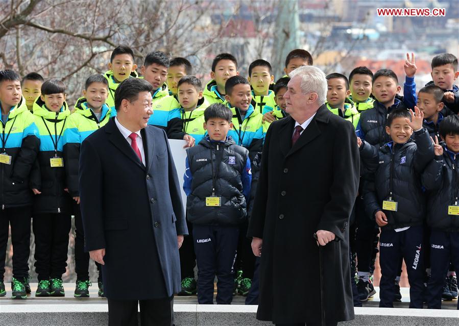 Chinese President Xi Jinping (L, front) and his Czech counterpart Milos Zeman meet with Chinese and Czech young athletes of football and ice hockey after their talks in Prague, the Czech Republic, March 29, 2016. (Xinhua/Pang Xinglei) 