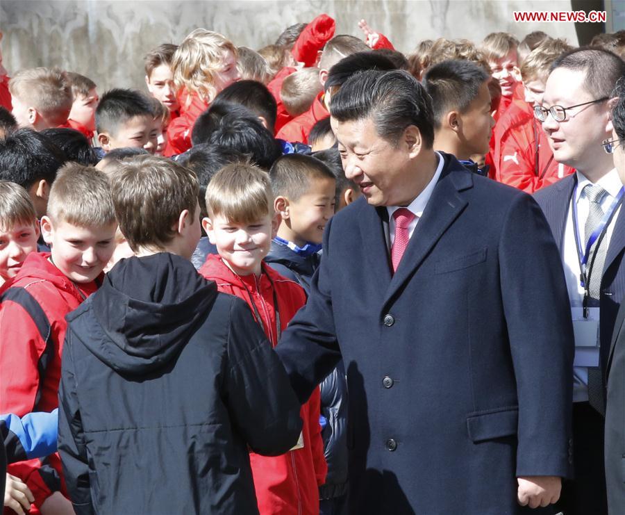 Chinese President Xi Jinping (R, front) meets with Chinese and Czech young athletes of football and ice hockey after he held talks with Czech President Milos Zeman in Prague, the Czech Republic, March 29, 2016. (Xinhua/Ju Peng) 