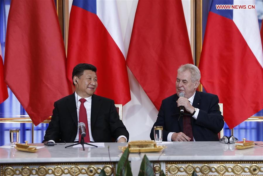 Chinese President Xi Jinping (L) and his Czech counterpart Milos Zeman attend a press conference after their talks in Prague, the Czech Republic, March 29, 2016. (Xinhua/Ju Peng) 
