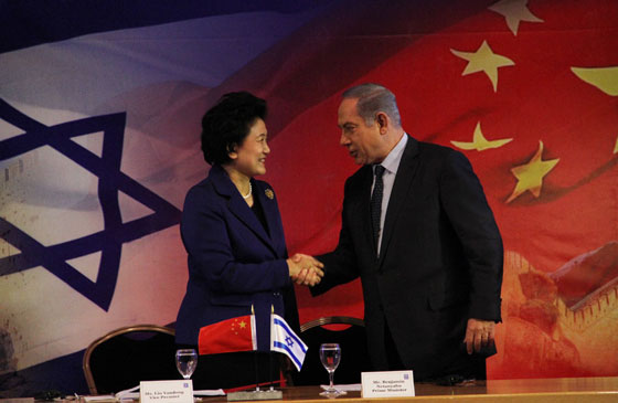 Chinese Vice Premier Liu Yandong (L) shakes hands with Israeli Prime Minister Benjamin Netanyahu during the 2nd meeting of China-Israel Joint Committee on Innovation Cooperation held in Jerusalem on Tuesday, March 29, 2016. [Photo/CRI]
