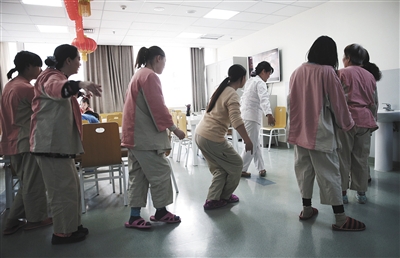 Patients seeking treatment for Major Depressive Disorder (MDD) in the Beijing Anding Hospital dance with medical staff at the hospital restaurant. [Photo/The Beijing News]