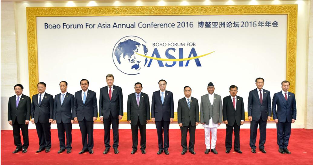 Chinese Premier Li Keqiang (6th R) poses for a group photo with foreign leaders attending the Boao Forum for Asia annual conference in Boao, south China's Hainan Province, March 24, 2016.