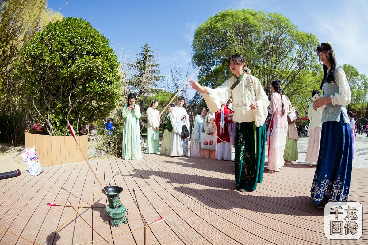 數十位漢服青年北京公園玩