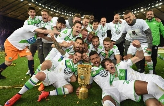 VfL Wolfsburg celebrate after beating Borussia Dortmund 3-1 and landing their first German Cup final win in Berlin, Germany, May 30, 2015. [File photo]