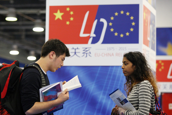 A student attends the 2015 China Education Expo in Beijing, Oct 25, 2015. [Photo by Wang Zhuangfei/China Daily]