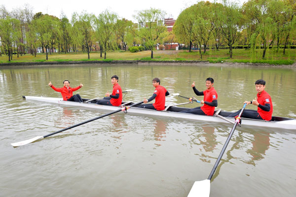 The rowing team of Shanghai Jiaotong University practices on the newly built track in its campus on April 6, 2016. [Photo: sjtu.edu.cn]