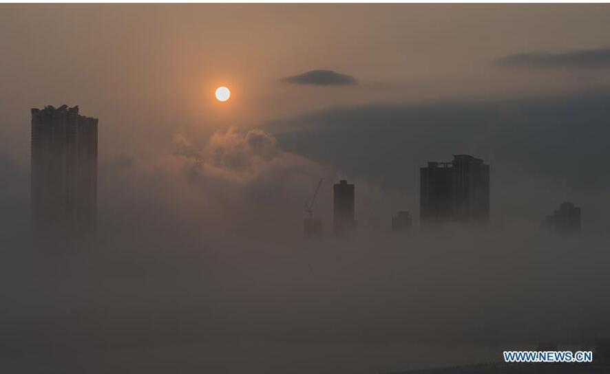 The city landscape is seen engulfed in heavy fog in Hong Kong, south China, April 6, 2016. (Xinhua/Lui Siu Wai) 