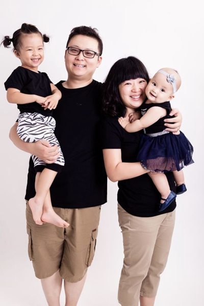 Beijing resident Yu Cheng and his wife Jiang Lili carry their daughters, aged 4 and 1. XU YAN/XINHUA