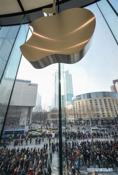Customers queue to enter a new Apple Store in Nanjing, capital of east China's Jiangsu Province, Jan. 16, 2016. Nanjing's second Apple Store went into business on Saturday. (Xinhua/Yang Lei) 