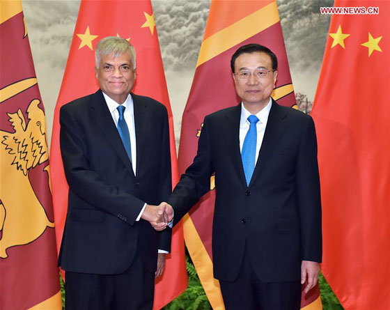 Chinese Premier Li Keqiang (R) holds talks with Sri Lankan Prime Minister Ranil Wickremesinghe in Beijing, China, April 7, 2016. [Photo/Xinhua]