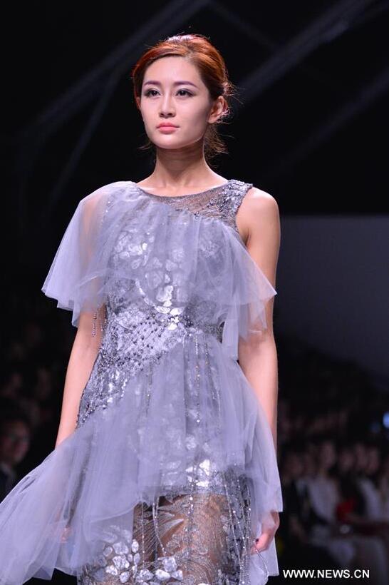 A model presents a creation by designer Lan Yu during the Shanghai Fashion Week in Shanghai, east China, April 8, 2016. The Fashion Week kicked off here Friday. (Xinhua/Guo Changyao) 