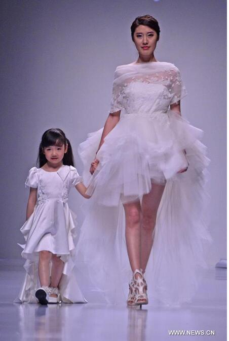 Models present creations by designer Lan Yu during the Shanghai Fashion Week in Shanghai, east China, April 8, 2016. The Fashion Week kicked off here Friday. (Xinhua/Guo Changyao)