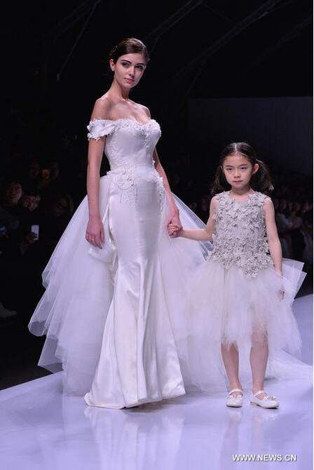 Models present creations by designer Lan Yu during the Shanghai Fashion Week in Shanghai, east China, April 8, 2016. The Fashion Week kicked off here Friday. (Xinhua/Guo Changyao) 