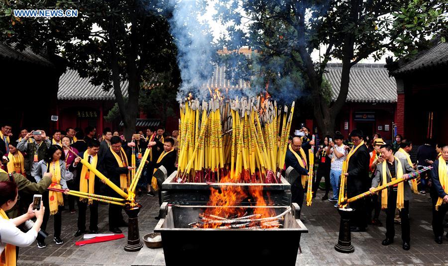 People burn incense to worship Huangdi, the Yellow Emperor, at mausoleums in Xinzheng, central China&apos;s Henan Province, Huangdi&apos;s birth place, on April 9, 2016, the third day of the third month on the Chinese lunar calendar, which is considered the birthday of Huangdi.