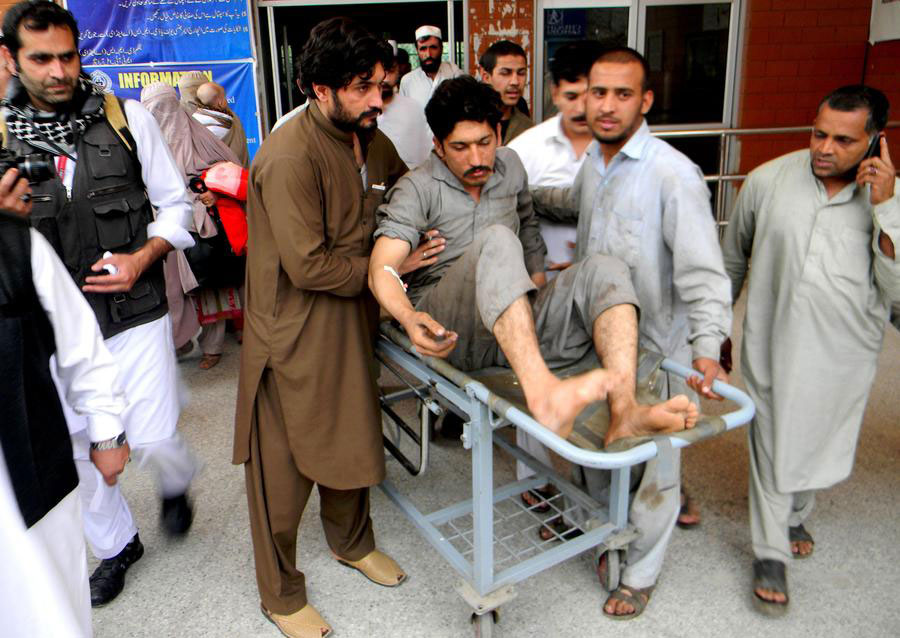 People transfer an injured man to a hospital after a massive earthquake in northwest Pakistan's Peshawar, April 10, 2016. An earthquake with a magnitude of 7.1 on the Richter scale jolted parts of Afghanistan, Pakistan and India, killing two and injuring 25 in Pakistan on Sunday. [Photo/Xinhua]