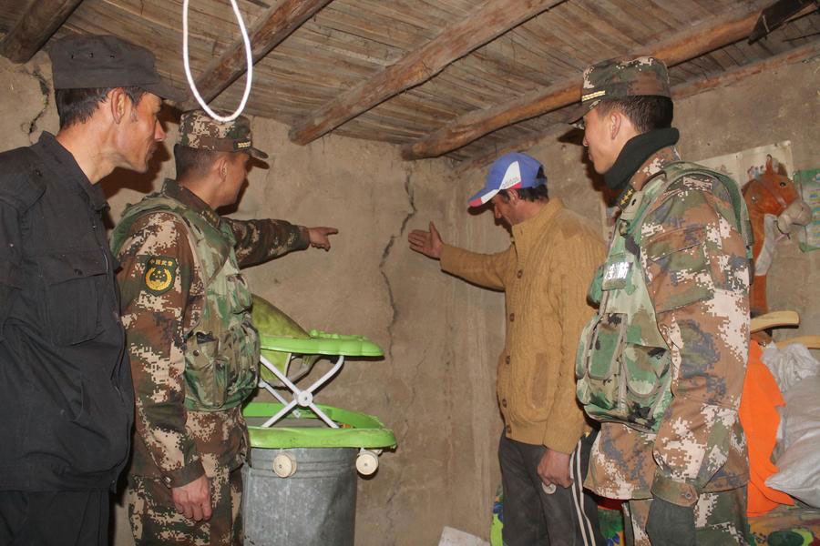 Chinese soldiers are assessing conditions of local buildings in Kashgar prefecture, Xinjiang Uygur autonomous region, on April 10, 2016. Strong tremors were felt in southern Xinjiang in Northwest China when a 7.1-magnitude earthquake struck Afghanistan on Sunday. No casualties have been reported. [Photo/Xinhua]
