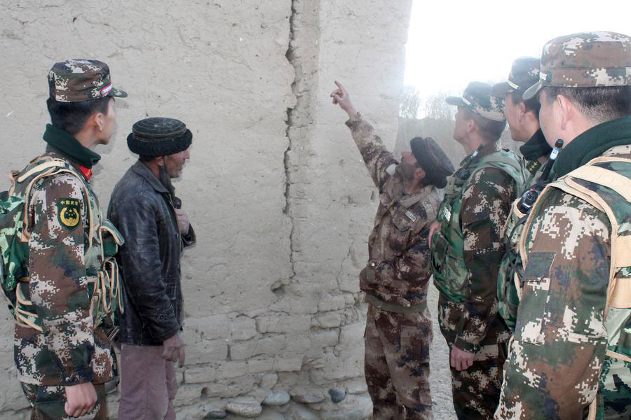 Chinese soldiers are assessing conditions of local buildings in Kashgar prefecture, Xinjiang Uygur autonomous region, on April 10, 2016. Strong tremors were felt in southern Xinjiang in Northwest China when a 7.1-magnitude earthquake struck Afghanistan on Sunday. No casualties have been reported. [Photo/Xinhua]