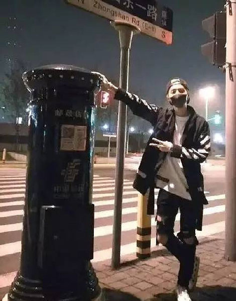 An undated photo shows Chinese music star Lu Han poses for photos next to a postbox in Shanghai. [Photo: yangtse.com]