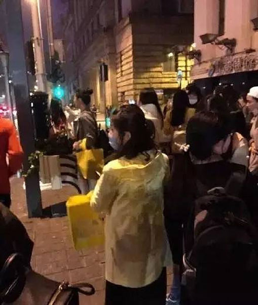 An undated photo shows fans of Chinese music star Lu Han lining up near the postbox just to pose for a photo next to it. [Photo: yangtse.com]