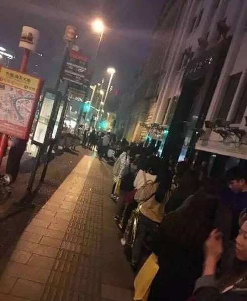 An undated photo shows fans of Chinese music star Lu Han lining up near the postbox just to pose for a photo next to it. [Photo: yangtse.com]