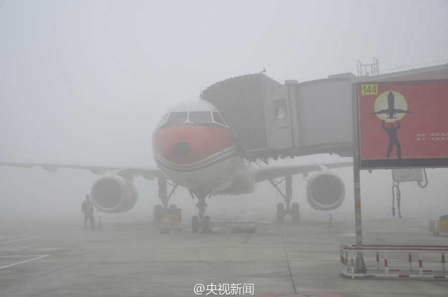 Flights were suspended at the Chengdu Shuangliu International Airport on April 10, 2016, due to very low visibility caused by heavy fog. [Photo: weibo.com]